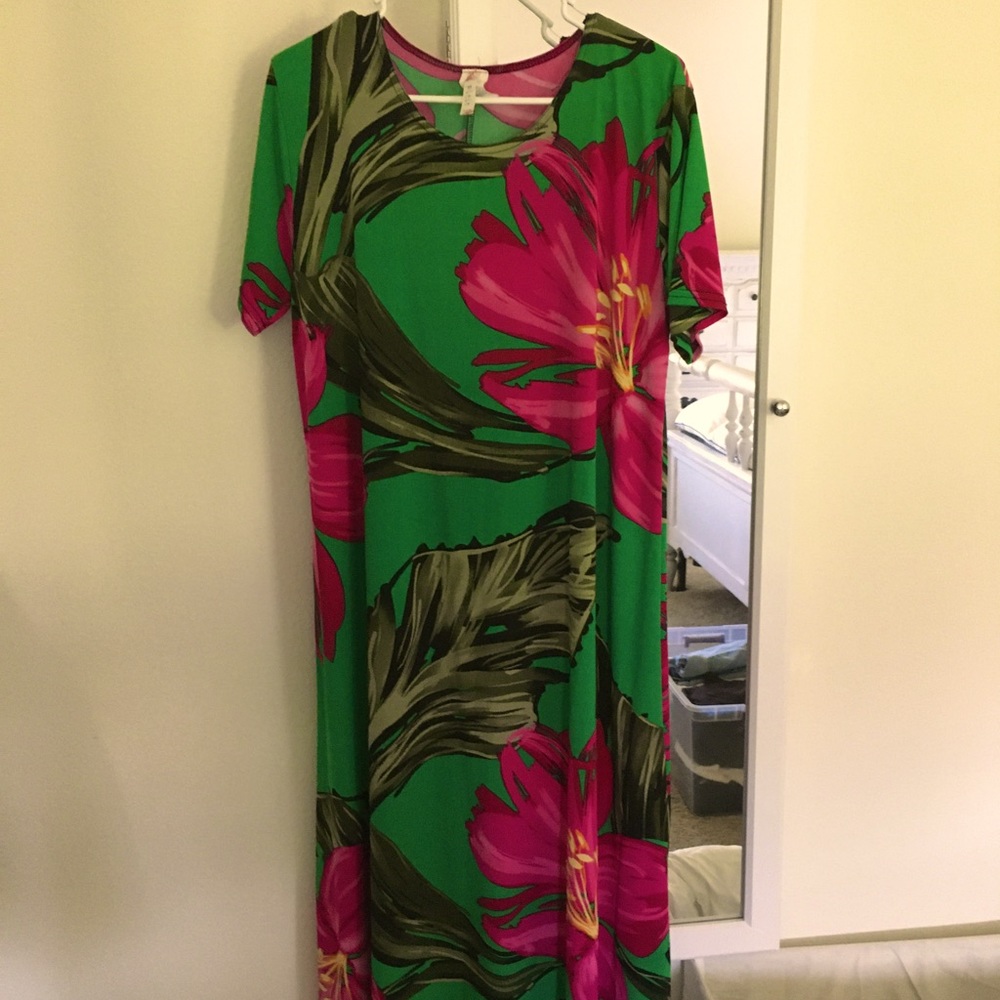 Beautiful tea length, Hawaiian style dress by FitIt. Poly/spandex. Large